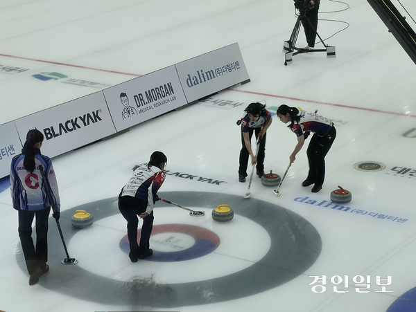 경기도청 여자컬링팀이 27일 의정부컬링경기장에서 춘천시청과 2025 한국컬링선수권대회 결승전을 치르고 있다. 2025.6.27 /이영선기자 zero@kyeongin.com
