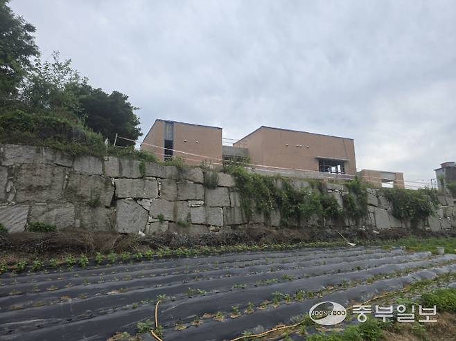29일 취재진이 방문한 민군상생협력센터 인근에서 바라 본 공사현장 모습. 센터는 3m 높이 위에 세워졌지만 안전을 위한 시설은 가볍게 쳐진 공사 안전라인만이 있는 모습이다. 김두현기자