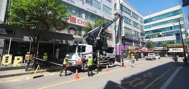 지난해 6월 28일 파주시 금촌동에서 경기도와 파주시가 여름철 풍수해 예방을 위해 옥외광고물 합동 안전 점검을 실시하고 있다. 사진=경기도청