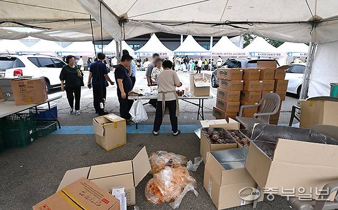 지난 28일 오후 5시께 인천시 중구 인천항 상상플랫폼에서 열린 '제3회 1883 인천맥강파티'에서 닭강정 무스에서 직원 몇명이 닭강정을 팔고 있다.정선식기자