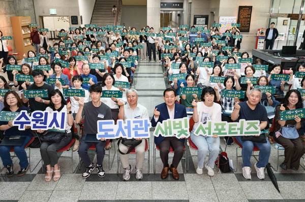 이재준 시장과 도서관 새빛 서포터즈가 함께하고 있다. 수원시 제공