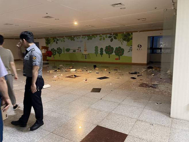 26일 충주시청 3층 로비에 있는 진열장 물품들이 파손된 채 바닥에 널려 있다.                사진= 독자 제공