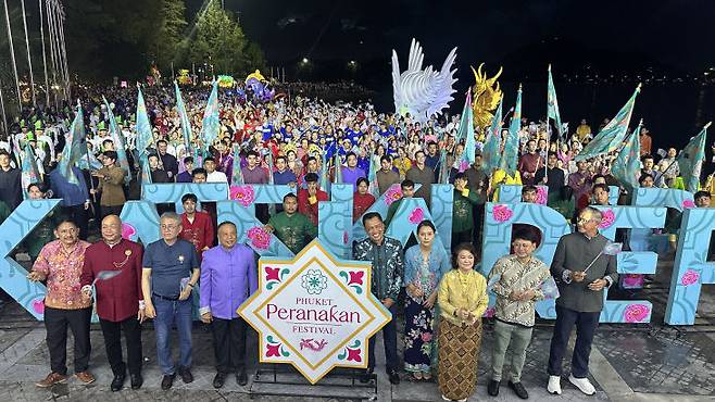 정강환 세계축제협회 아시아지부 회장(사진 앞줄 왼쪽부터 세번째)이 태국 푸켓의 페라나칸 축제 현장에 참석, 주요 관계자들과 아시아 축제 교류의 폭을 확대하고 있다. 사진=아시아지부 제공.