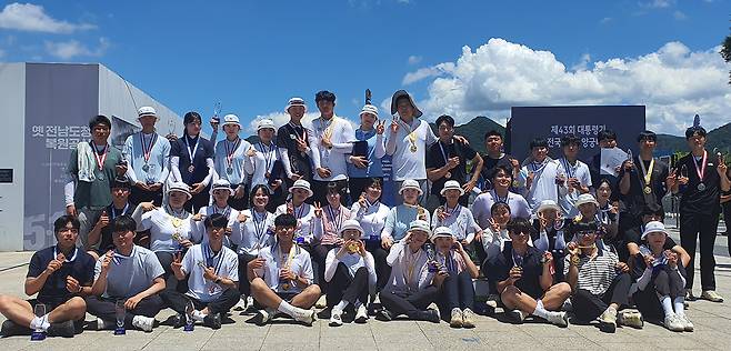 김광아 광주시양궁협회장이 여자고등부 개인전 시상식에서 메달을 시상한 후 기념촬영 하고 있다.