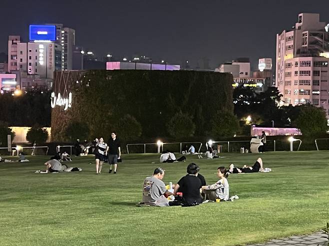 28일 광주 동구 국립아시아문화전당(ACC) 하늘마당을 찾은 시민들이 피크닉을 즐기고 있다. /박건우 기자