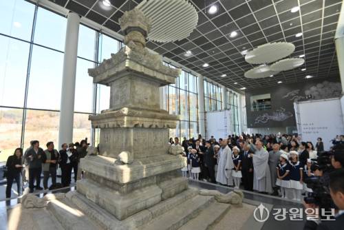 ◇국보 ‘원주 법천사지 지광국사탑’이 113년 만에 원주에 돌아왔다. 원주시와 국가유산청 국립문화유산연구원은 지난해 11월 ‘국보 원주 법천사지 지광국사탑 복원 기념식’을 열고 1,975㎞의 유랑을 마친 지광국사탑을 공개했다. 원주 법천사지 지광국사탑은 해린 스님을 기리기 위해 건립된 고려시대 석탑이지만 일제강점기인 1911년 무단 반출된 후 일본 오사카 등을 떠돌았으며, 6·25전쟁 당시 폭격으로 파괴되면서 파손됐다. <강원일보 DB>