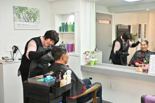 ◇정선군이 2021년 도내 최초로 시행한 어르신 목욕·이미용 지원 서비스 ‘실버에티켓’의 지원 금액을 7월 1일부터 연간 12만원에서 연간 18만원으로 확대 지원한다. 사진은 어르신의 실버에티켓 이용 모습.