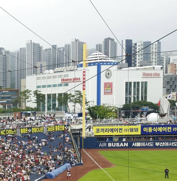 창원NC파크에서 야구팬들이 주차장으로 애용하는 홈플러스 마산점이 시야에 들어오고 있다. 신정윤 기자