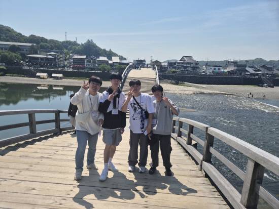 진주 대아고등학교. 긴다이쿄 위에서 찰칵.