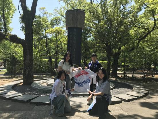 의령여자고등학교. 히로시마 평화기념공원 내 한국인 위령비 앞에서 찰칵.