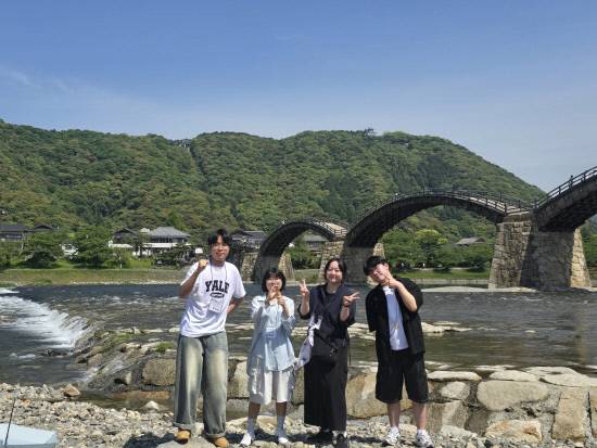 양산 제일고등학교. 긴다이쿄를 배경으로 찰칵.