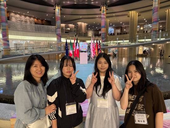 김해여자고등학교. G7 정상회의가 열렸던 히로시마 그랜드 프린스 호텔 로비에서 찰칵.