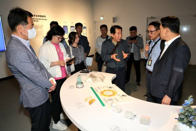 양산시 대표단이 대만 주민들을 대상으로 환경교육을 담당하는 증타이환경자원교육센터를 찾아 센터 관계자들과 이야기를 나누고 있다.