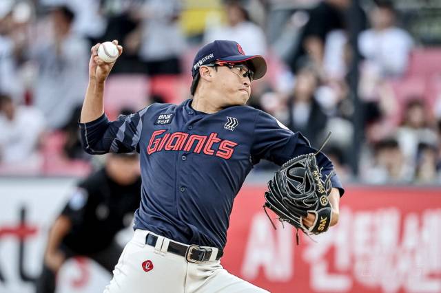 롯데 자이언츠 박세웅이 지난 10일 2025 프로야구 KT 위즈전에 선발 등판해 힘차게 공을 던지고 있다. 롯데 자이언츠 제공