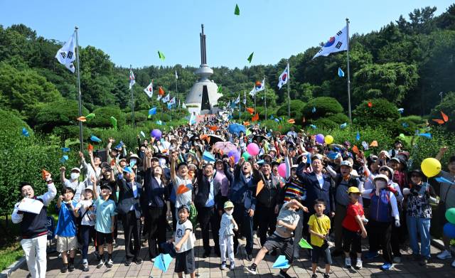‘제15회 창원사랑 나라사랑 도심숲길 걷기대회’가 지난 28일 창원 충혼탑과 창원수목원 일원에서 열렸다. 허성무 국회의원, 이찬호 도의회 교육위원장, 김경희·박해정·백승규·오은옥 시의원, 이종붕 경남신문 회장 등 참석자들이 창원의 화합과 발전을 기원하며 종이비행기를 날리고 있다./김승권 기자/