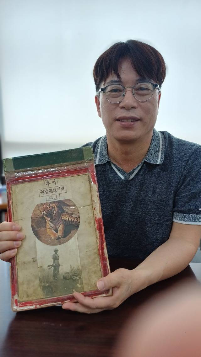고 곽상석 용사의 장남인 곽대훈 더얀애드 대표가 부친의 월남전 참전 기록물인 '추억 월남전에서'를 들고 있다. 김명규 기자