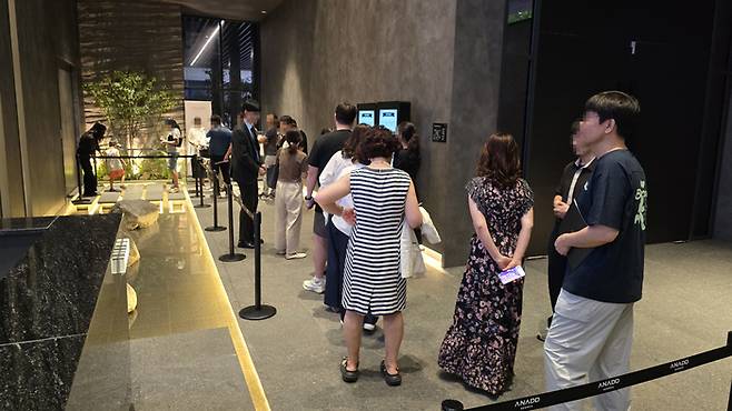 28일 대구 수성구 범어동 '어나드 범어' 견본주택 입장을 기다리는 관람객들. <어나드 범어 제공>