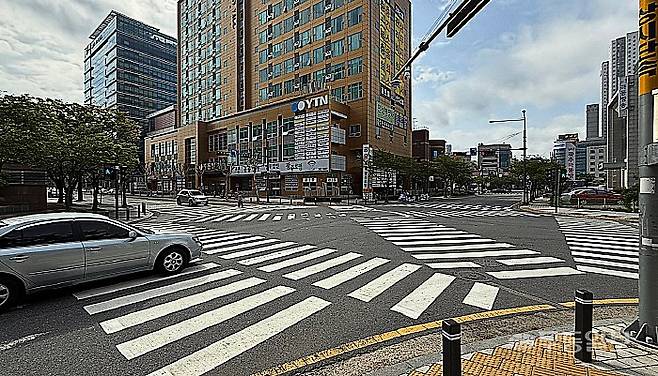 최근 찾은 광주 상무지구 일대. 교통사고 잦은 곳 개선공사 일환으로 대각선 횡단보도가 설치돼 있다.