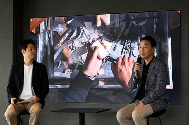 문정균 제네시스공간경험실 실장(왼쪽)과 조성호 작가가 ‘제네시스 청주’ 미디어 투어에서 대화하고 있다. (사진=제네시스)