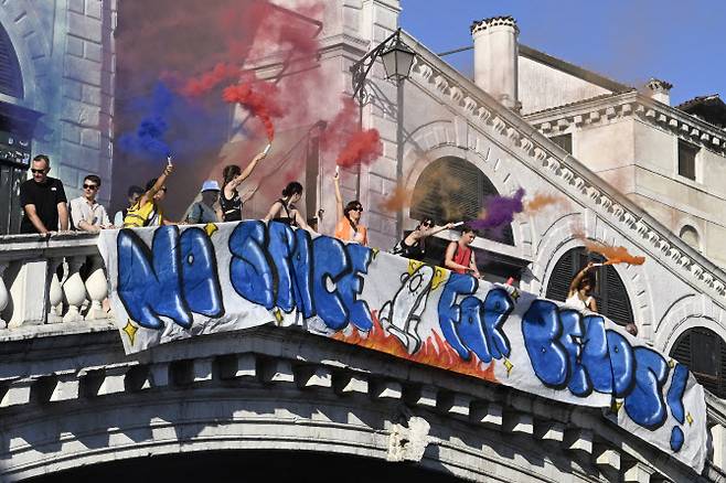 28일(현지시간) 이탈리아 베네치아에선 열린 아마존 창업자 제프 베이조스의 초호화 결혼식 규탄 시위.(사진=AFP)