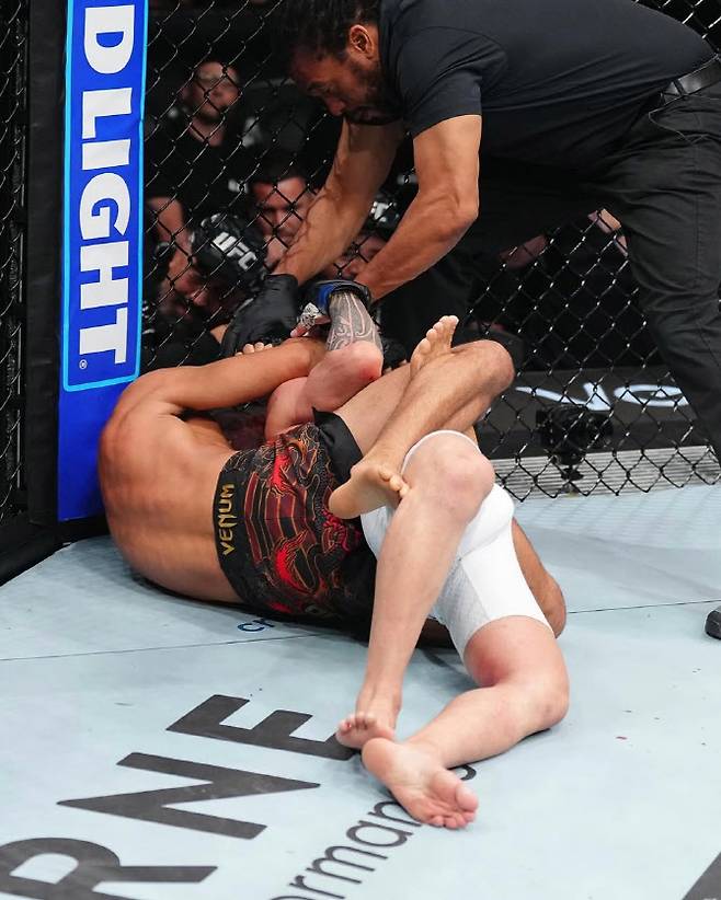 UFC 플라이급 챔피언 알렉산드레 판토자가 도전자 카이 카라-프랑스에게 리어네이키드 초크를 걸고 있다. 사진=UFC