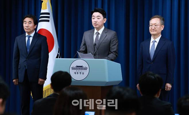 강훈식 비서실장이 29일 서울 용산 대통령실 청사에서 인사 관련 브리핑을 하고 있다.(사진=뉴시스)
