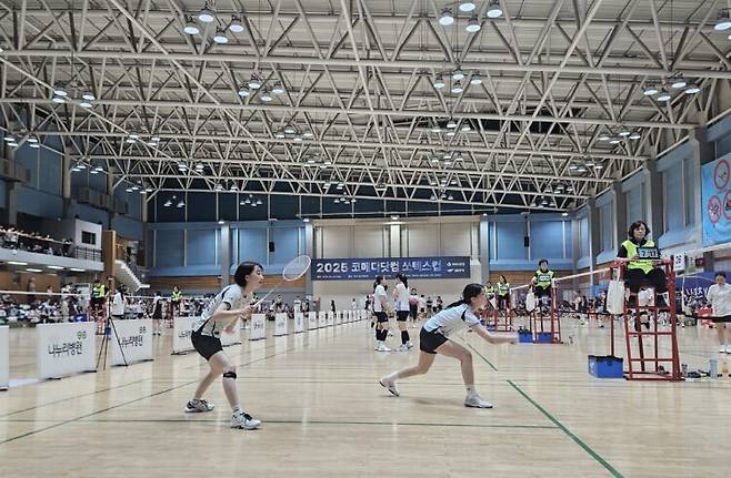 대회에 참가한 선수들이 셔틀콕을 향해 시선을 고정한 채 순간의 승부에 모든 집중력을 쏟아붓고 있다. [사진=코메디닷컴]