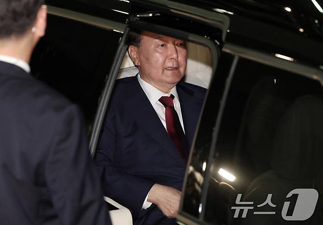윤석열 전 대통령이 29일 새벽 서울 서초구 서울고등검찰청 청사에 마련된 내란특검 사무실에서 피의자 신분으로 조사를 마친 뒤 귀가하고 있다. 2025.6.29/뉴스1 ⓒ News1 김성진 기자