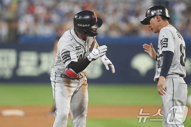 26일 오후 대구 수성구 삼성라이온즈파크에서 열린 프로야구 '2025 신한 SOL뱅크 KBO 리그' 한화 이글스와 삼성 라이온즈의 경기, 6회초 2사 1,2루 상황 한화 2번타자 리베라토가 좌익수방면 2타점 역전 적시타를 때린 뒤 3루에서 김재걸 코치와 기쁨을 나누고 있다. 2025.6.26/뉴스1 ⓒ News1 공정식 기자