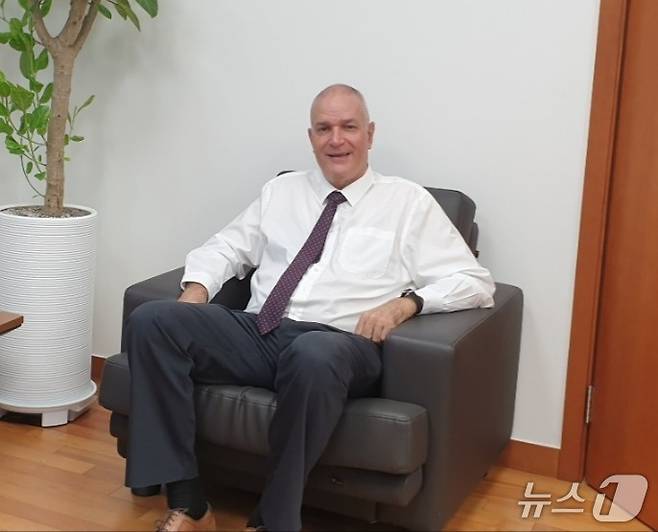라파엘 하르파즈 주한 이스라엘 대사가 27일 서울 종로구 서린동 대사관에서 뉴스1과 인터뷰를 하고 있다. (사진은 이스라엘 대사관 제공)