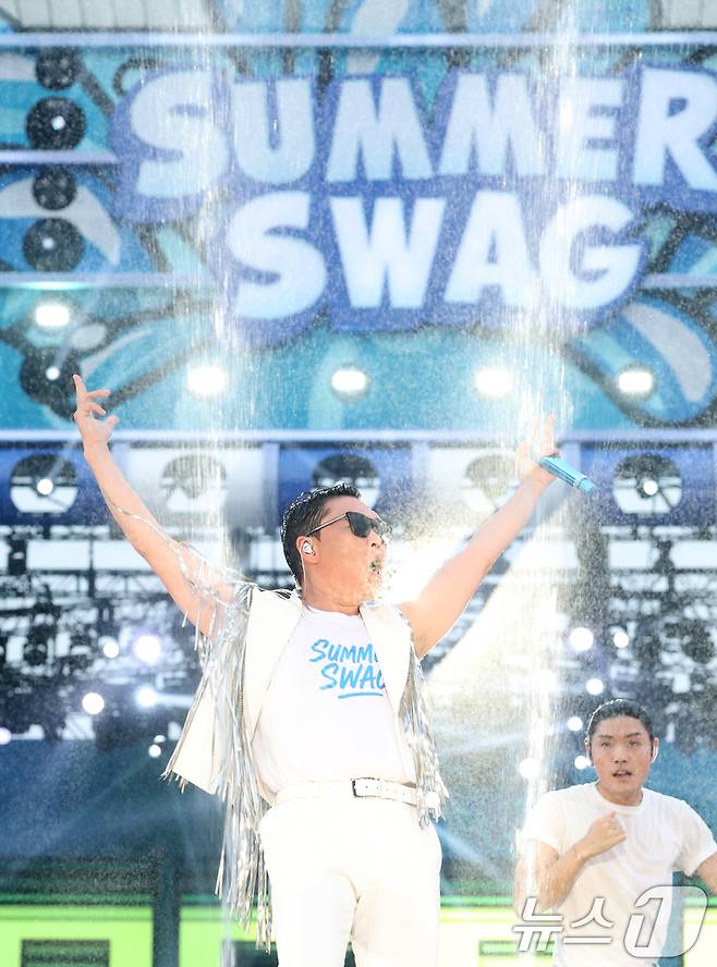가수 싸이가 28일 오후 인천 서구 인천아시아드 주경기장에서 열린 '싸이 흠뻑쇼 SUMMER SWAG 2025 - 인천'에 출연해 화려한 무대를 선보이고 있다. 2025.6.28/뉴스1 ⓒ News1 권현진 기자