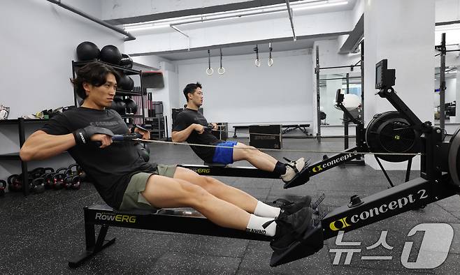 최진원 크로스핏 식스 헤드코치와 윤효용 코치가 26일 서울 마포구 크로스핏 식스에서 크로스핏을 하고 있다. 2025.6.26/뉴스1 ⓒ News1 박지혜 기자