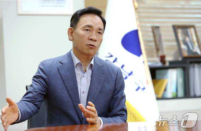 조성명 강남구청장이 강남구청 집무실에서 뉴스1과 인터뷰를 하고 있다.(강남구청 제공)