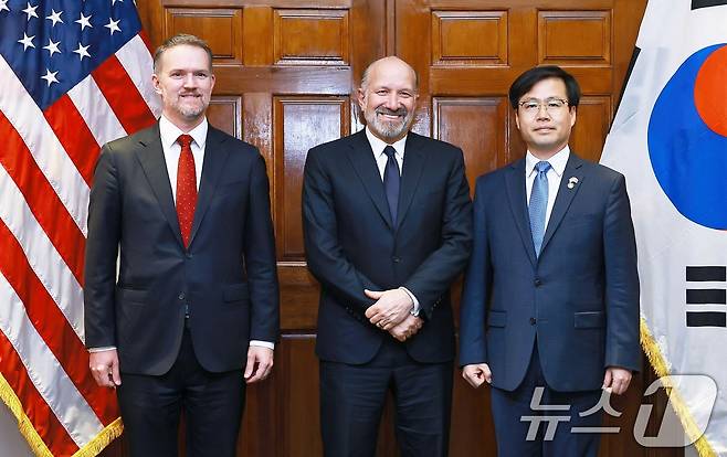 여한구 산업통상자원부 통상교섭본부장이 23일(현지시간) 미국 워싱턴 D.C 상무부 회의실에서 하워드 러트닉 미국 상무부 장관과 제이미슨 그리어 미국 무역대표부 대표와 면담 후 기념 촬영을 하고 있다. (산업통상자원부 제공. 재판매 및 DB 금지) 2025.6.24/뉴스1