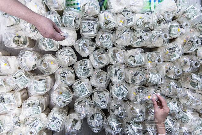 쌀이 담긴 페트병 자료사진(사진은 기사 내용과 무관함) / 뉴스1 ⓒ News1