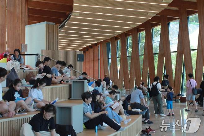 북적이는 전주아중호수도서관. 2025.6.29/뉴스1 신준수 기자