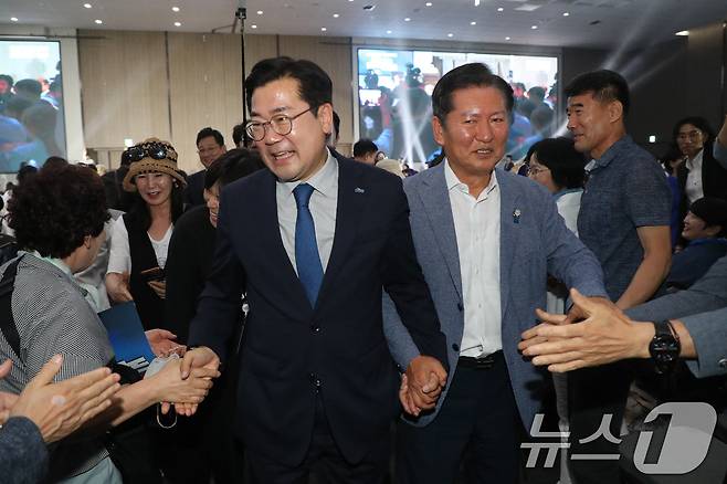 더불어민주당 당권에 도전하는 박찬대·정청래 의원이 29일 오후 충북 청주시 오송읍 오스코에서 열린 '더민주전국혁신회의 전국대회'에 참석한 뒤 퇴장하고 있다. 2025.6.29/뉴스1 ⓒ News1 김용빈 기자