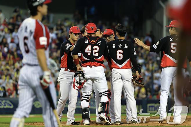 29일 오후 서울 송파구 잠실야구장에서 열린 프로야구 '2025 신한 SOL뱅크 KBO 리그' KIA 타이거즈와 LG 트윈스의 경기를 12대 2로 승리한 KIA 선수들이 자축하고 있다. 2025.6.29/뉴스1 ⓒ News1 박정호 기자