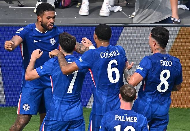 첼시의 리스 제임스(왼쪽)가 29일(한국시간) 미국 노스캐롤라이나주 샬럿에 있는 뱅크 오브 아메리카 스타디움에서 열린 클럽월드컵 16강전 벤피카와 경기에서 후반 프리킥 선제골을 넣은 뒤 동료와 기뻐하고 있다. 사진 | 샬럿=AFP연합뉴스