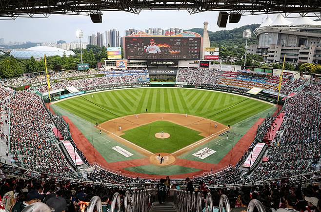 SSG가 29일 인천SSG랜더스필드에서 한화와 2025 KBO리그 주말 시리즈 마지막 경기른 치른 가운데 2만3000석이 매진됐다. 올시즌 15번째 만원사례다. 사진 | SSG 랜더스