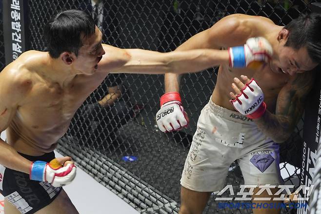 윤태영이 박시원에게 펀치를 날리고 있다. 사진제공=로드FC