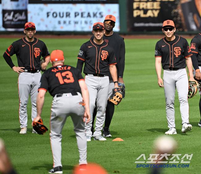 오스틴 슬래이터(맨 앞쪽)가 지난 해 2월 24일(이하 한국시각) 미국 애리조나 주 스코츠데일 스타티움에서 열린 샌프란시스코 자이언츠 스프링캠프에서 슬라이딩 캐치 후 동료들을 보며 웃고 있다. '루키' 이정후(오른쪽 두 번째)도 함께 환한 미소를 짓고 있다. 

스코츠데일(미국 애리조나)=허상욱 기자wook@sportschosun.com
