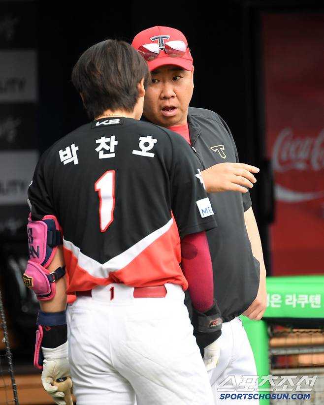 28일 잠실구장에서 열린 LG 트윈스와 KIA 타이거즈의 경기. KIA 이범호 감독이 박찬호와 대화를 나누고 있다. 잠실=박재만 기자 pjm@sportschosun.com/2025.06.28/