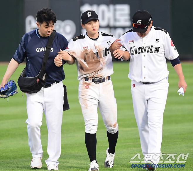 29일 부산 사직구장에서 열린 롯데와 KT의 경기. 7회 김상수의 뜬볼을 잡는 과정에서 부상을 당한 박찬형이 교체되고 있다. 부산=송정헌 기자songs@sportschosun.com/2025.06.29/