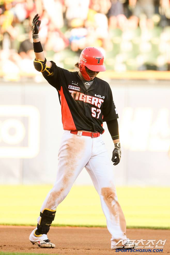 29일 잠실구장에서 열린 LG 트윈스와 KIA 타이거즈의 경기. 6회초 무사 1루 KIA 고종욱이 동점 적시타를 날린 뒤 환호하고 있다. 잠실=박재만 기자 pjm@sportschosun.com/2025.06.29/