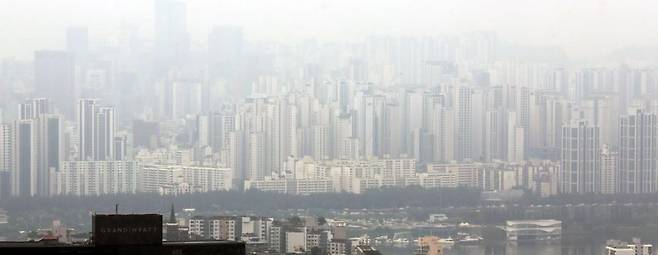 27일 서울 마포·성동구 아파트 가격이 2013년 관련 통계 공표가 시작된 이래 가장 큰 폭으로 오른것으로 발표되었다. 서울 아파트 값은 더 오를 것이라는 기대심리로 상승세가 당분간 계속 이어질것으로 전망되고 있다. 사진은 서울 남산에서 바라본 서울 시내 아파트 단지 전경. 2025.06.27 윤동주 기자