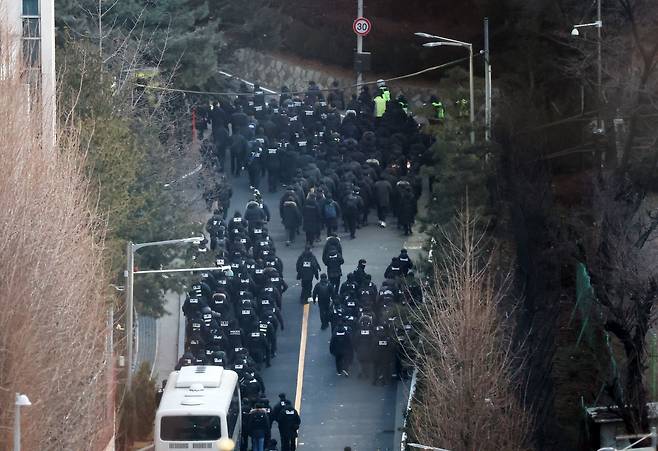 고위공직자범죄수사처와 경찰로 구성된 공조수사본부가 윤석열 당시 대통령에 대한 2차 체포영장 집행에 돌입한 1월 15일 오전, 공수처 수사관들과 경찰 인력이 서울 용산구 한남동 대통령 관저 정문을 통과하고 있다./뉴스1
