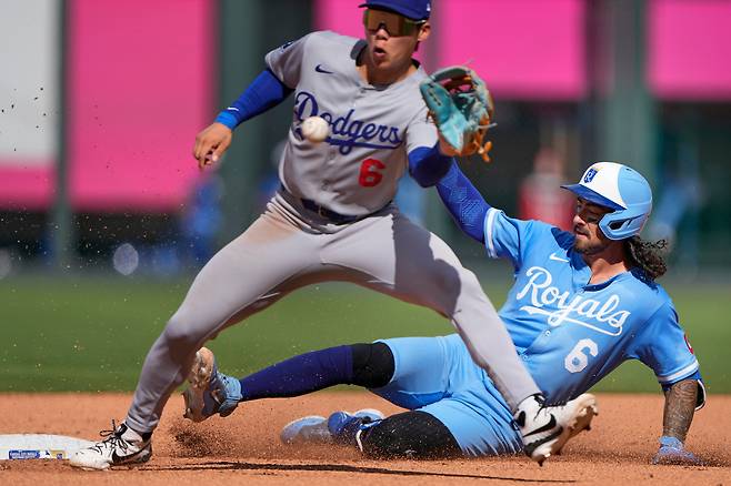 LA 다저스의 김혜성이 29일 캔자스스티와의 경기에서 수비를 하고 있다./AP 연합뉴스