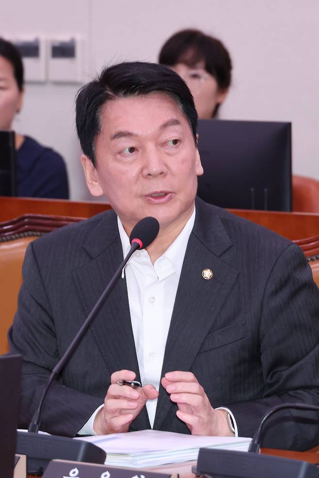 안철수 국민의힘 의원이 지난 27일 국회 외교통일위원회 전체회의에서 김남중 통일부 차관에게 질의하고 있다. /연합뉴스