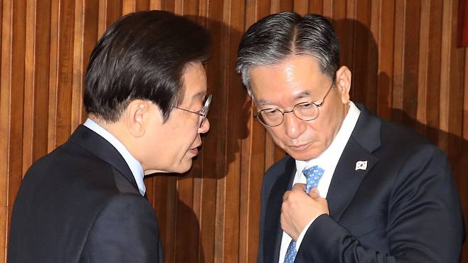 2024년 12월 10일 당시 이재명 더불어민주당 대표와 정성호 의원이 10일 오후 서울 여의도 국회에서 열린 본회의에서 대화하고 있다./뉴스1